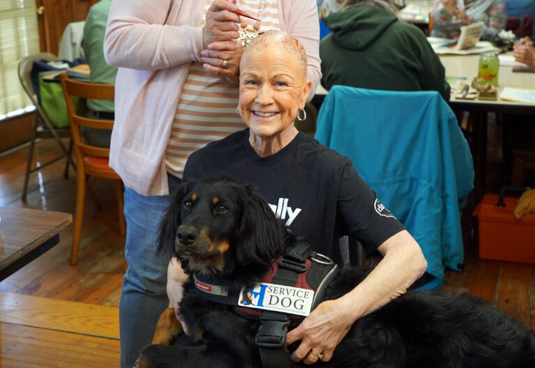سوزي ويبيرج مع كلب خدمة من Highland Canine Connect.