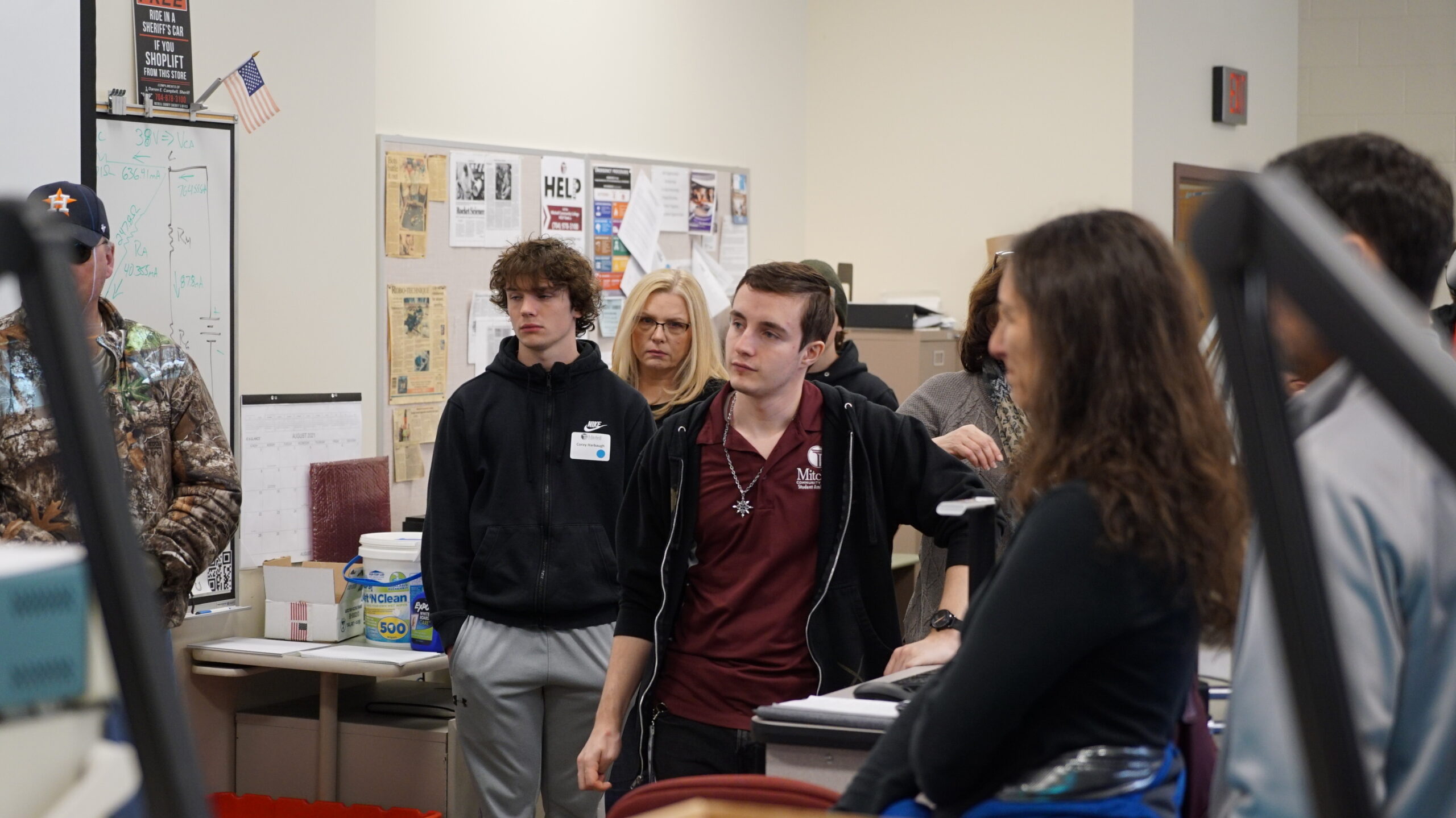 Potencjalni studenci Mitchell słuchający prezentacji podczas wycieczki po kampusie.