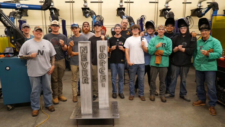 米切尔焊接技术学院的学生拿着双塔模型纪念 9/11。