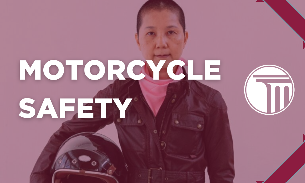 Pancarta que dice "Seguridad en motocicletas".